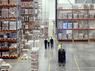 orion_warehouse_tall-storage-shelves-people_2023_5493.jpg